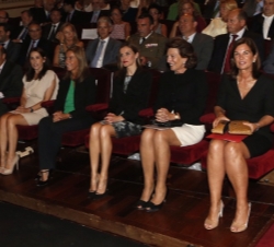 Doña Letizia junto a la ministra de Sanidad, Servicios Sociales e Igualdad, Ana Mato; la presidenta del Parlamento Vasco, Bakartxo Tejeria; la preside